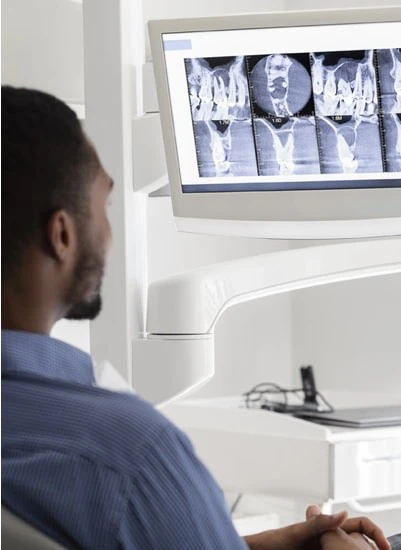Dentiste en train d'analyser une radio