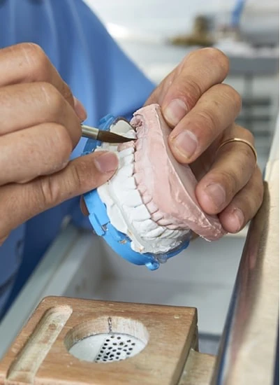 Dentiste en train d'analyser une radio